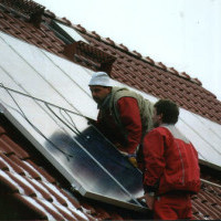 Bei der Installation der Solaranlage auf dem Dach